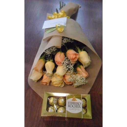 RAMO DE 12 ROSAS Y BOMBONES FERRERO ROCHER